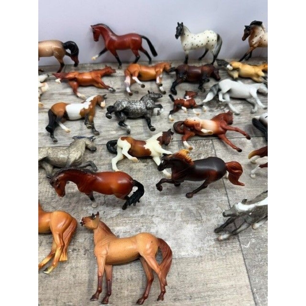 Huge Lot Of 44 Breyer Reeves Horses Stablemates 1/32 Assorted - Picture 9 of 10